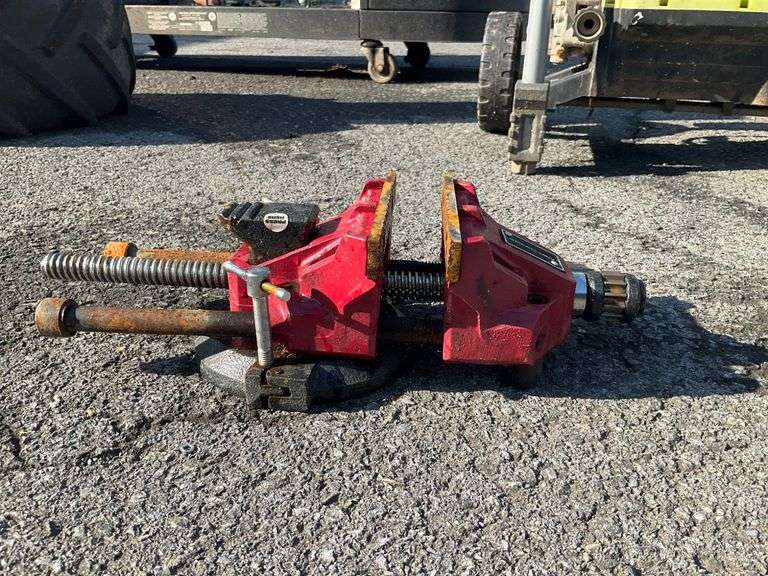 Ridgid TRISTAND Pipe Vise with Screw Mechanism