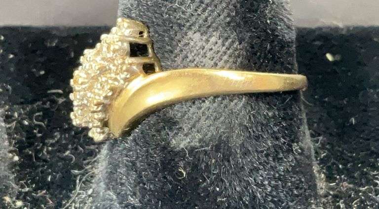 10k yellow gold diamond cluster ring size 7.25 tested and weighs 2.1g