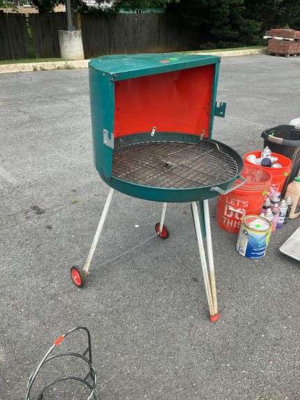 Metal Barrel-Style Grill with Hinged Lid and Rolling Stand