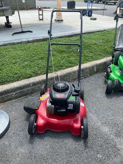 Yard Machines 20-Inch Gas Push Lawn Mower with Briggs & Stratton 300E 125cc Engine, started