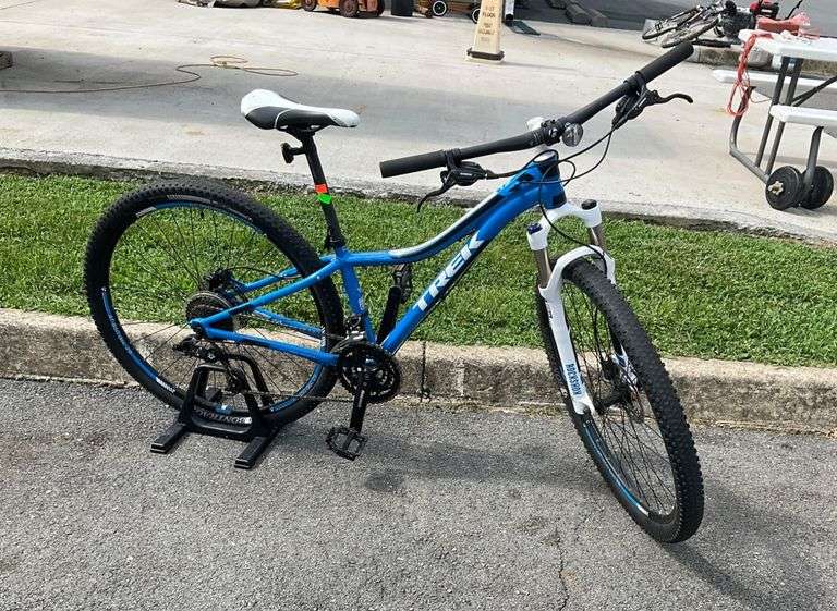 Trek X-Caliber 8 Mountain Bike with Bontrager AT-850 Disc 29-Inch Wheels