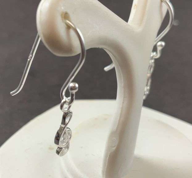 Sterling silver treble clef dangle earrings .68g