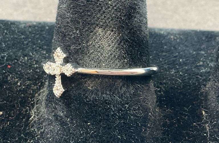 Silvertone cross ring size 9
