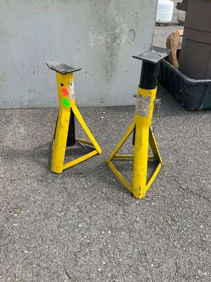 1 1/2 Ton Capacity Tripod-Style Jack Stands