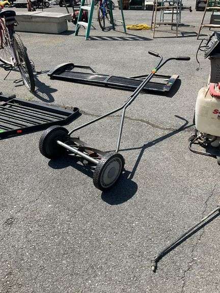 Manual Push Lawn Mower with 16-Inch Clearing Width