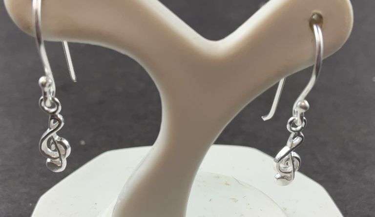 Sterling silver treble clef dangle earrings .68g