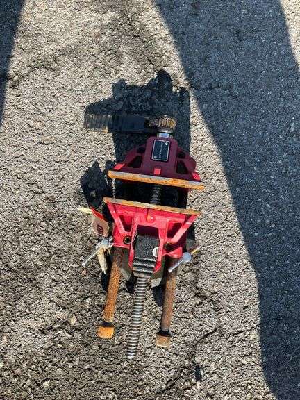 Ridgid TRISTAND Pipe Vise with Screw Mechanism