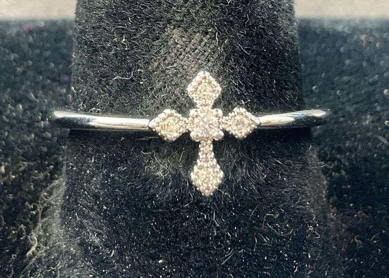 Silvertone cross ring size 9