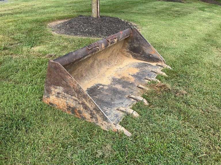 Skid Steer Bucket with Bolt-On Teeth
