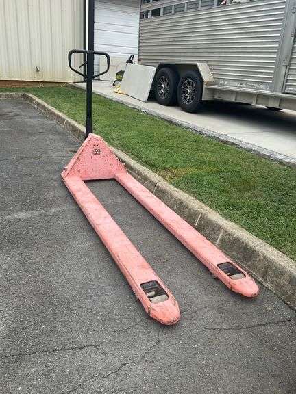 Pallet Jack with 7’L Forks and Dual Front Wheels