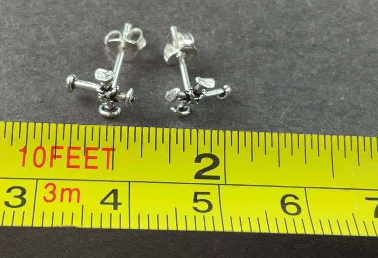 Sterling silver cross stud earrings .70