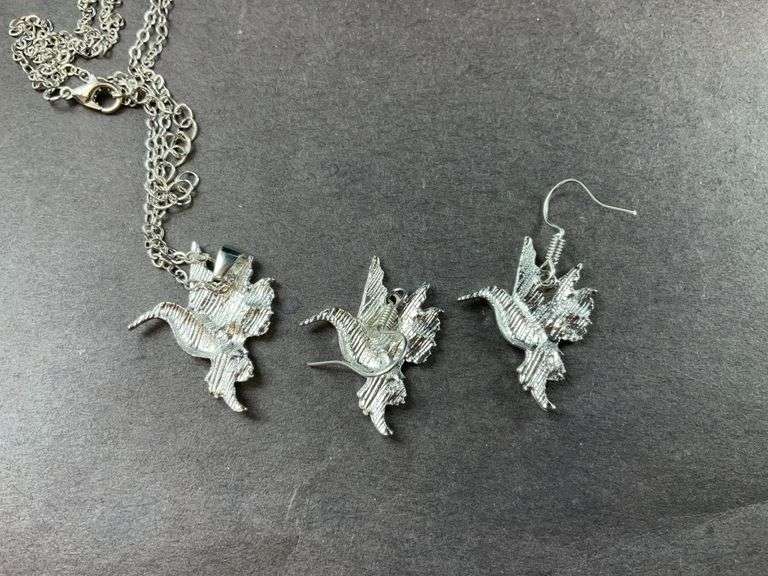 3-pc Hummingbird and daisy silvertone earrings and 18-20in pendant necklace