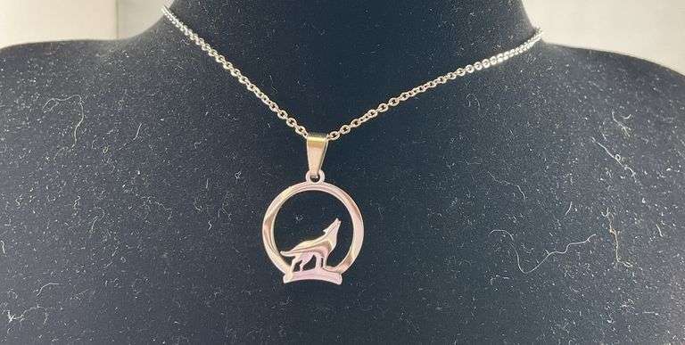 18in Stainless circular howling wolf pendant necklace