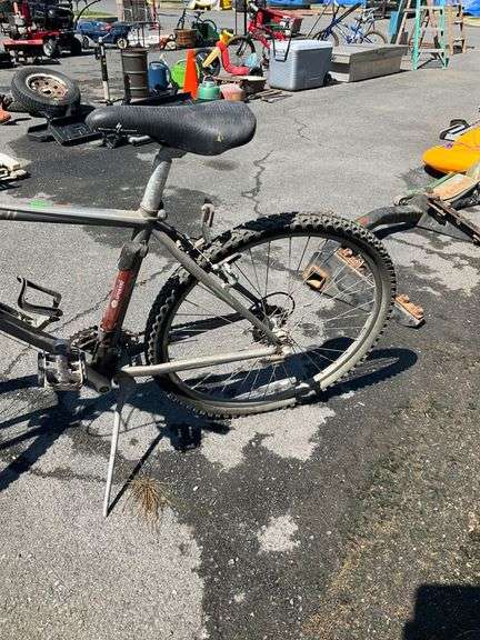 Mountain Bike With Front Suspension and Gear System