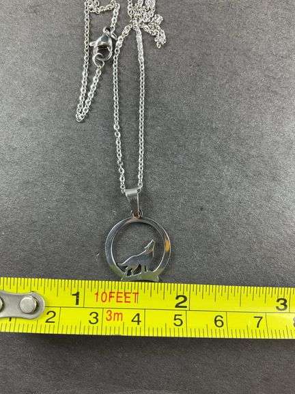 18in Stainless circular howling wolf pendant necklace