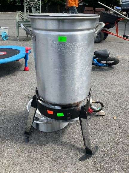 Bayou classic turkey fryer with Stainless Steel Stockpot and Perforated Basket