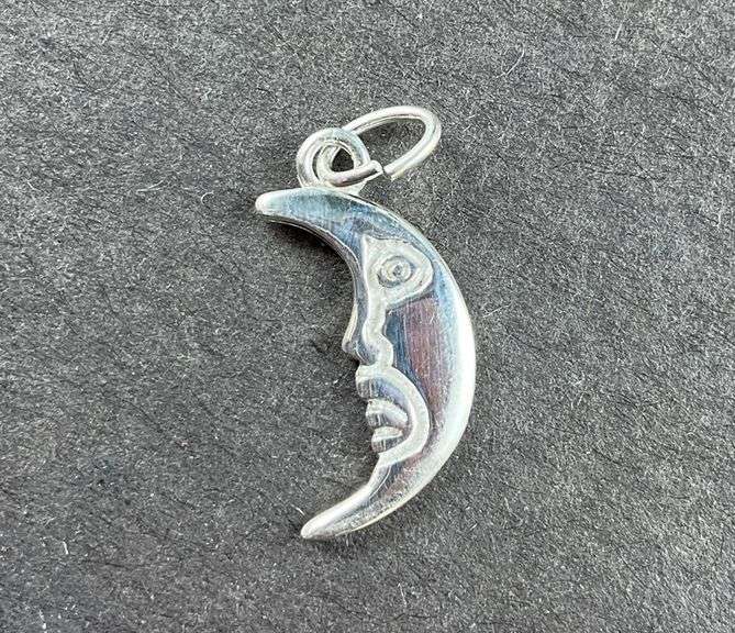 Sterling silver crescent moon pendant .71g