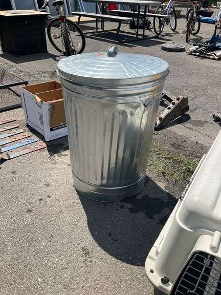 Galvanized Steel Trashcan with Lid
