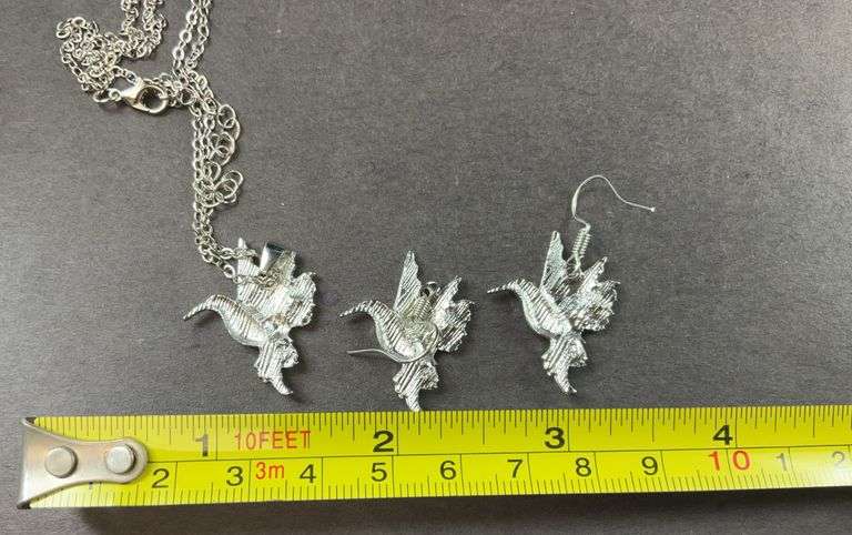 3-pc Hummingbird and daisy silvertone earrings and 18-20in pendant necklace
