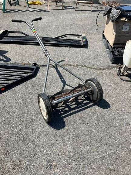 Manual Push Lawn Mower with 16-Inch Clearing Width