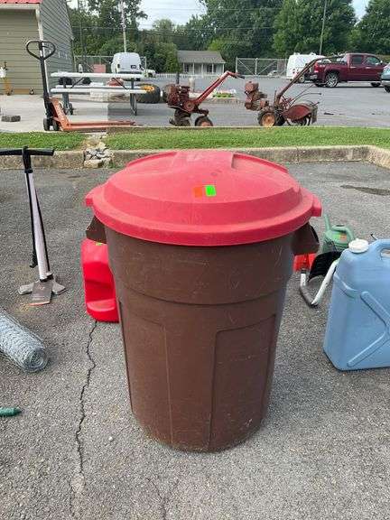 Rubbermaid Roughneck Trash Can with Red Lid