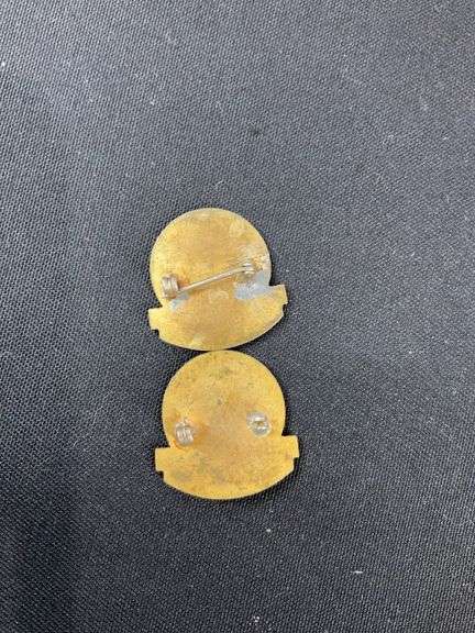 Distinctive Unit Insignia DUI US Army Air Force 1st troop carrier command WW2, one has the pin part missing