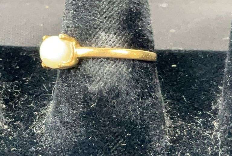 14k yellow gold and pearl ring size 6.5 tested and weighs 1.8g