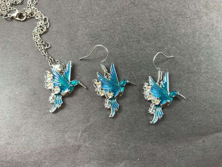 3-pc Hummingbird and daisy silvertone earrings and 18-20in pendant necklace