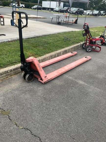 Pallet Jack with 7’L Forks and Dual Front Wheels