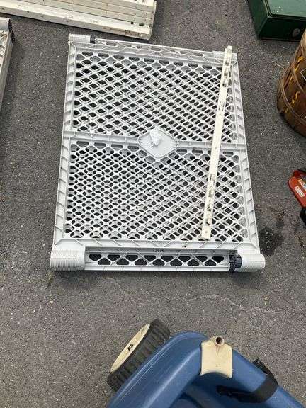 Vented Plastic Pet Playpen Parts with Mixed Sections and Damage