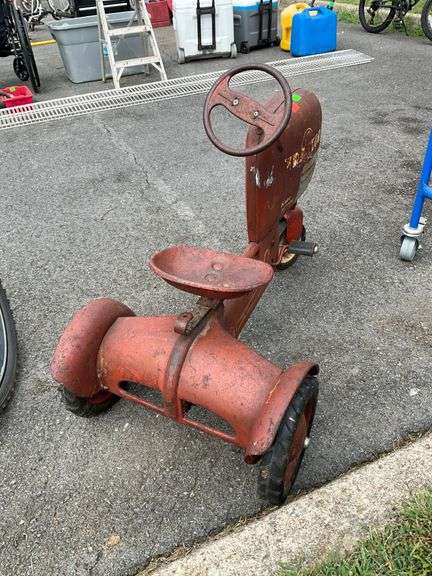 Metal Pedal Tractor Toy with Knee Action Steering