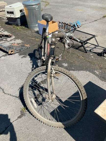 Mountain Bike With Front Suspension and Gear System