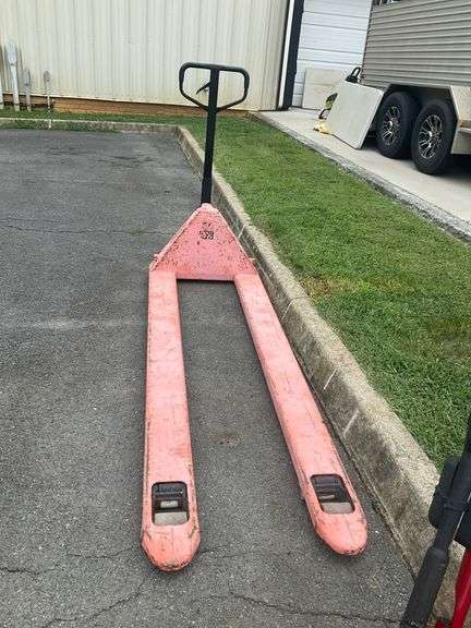 Pallet Jack with 7’L Forks and Dual Front Wheels