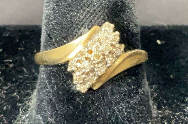 10k yellow gold diamond cluster ring size 7.25 tested and weighs 2.1g