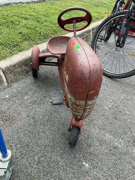 Metal Pedal Tractor Toy with Knee Action Steering