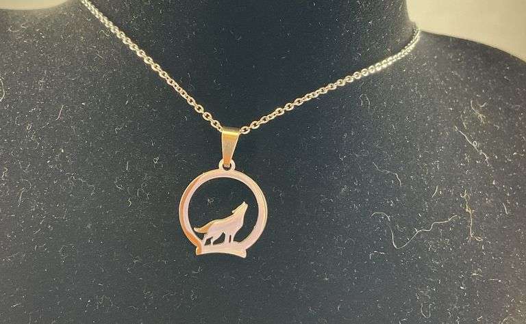 18in Stainless circular howling wolf pendant necklace