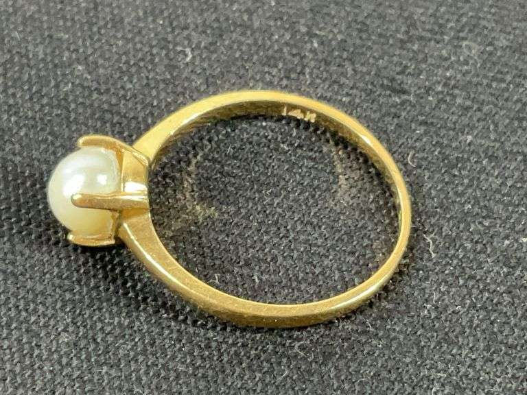 14k yellow gold and pearl ring size 6.5 tested and weighs 1.8g