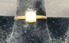 14k yellow gold and pearl ring size 6.5 tested and weighs 1.8g