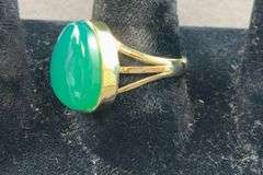 Green onyx goldtone ring size 9