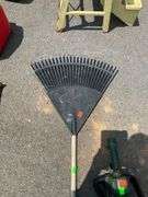 Black & Decker Hedge Hog 18-Inch Electric Hedge Trimmer with Plastic-Head Leaf Rake