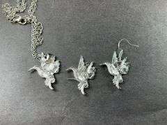 3-pc Hummingbird and daisy silvertone earrings and 18-20in pendant necklace