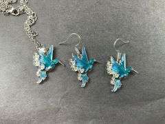 3-pc Hummingbird and daisy silvertone earrings and 18-20in pendant necklace