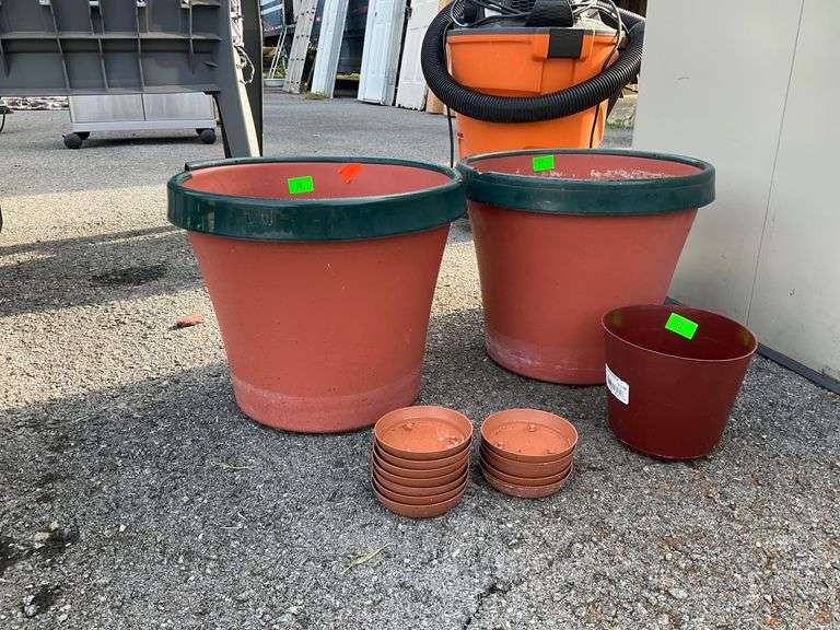 Plastic Planters with Two 11-Inch Planters, Small Plates, and 6-Inch Planter