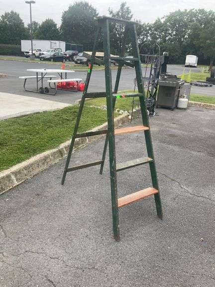 6-Foot Green Wooden Ladder with Ribbed Steps