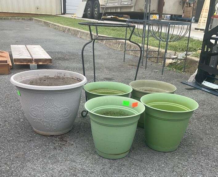 Five Plastic Planters with Metal Stand