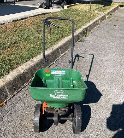 Scotts Turf Builder EdgeGuard Mini Broadcast Spreader