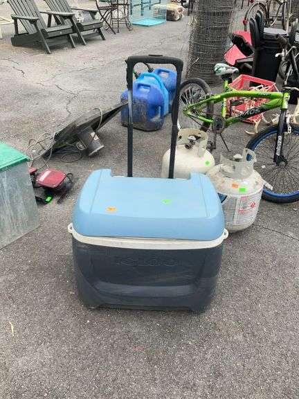 Igloo wheeled cooler, needs cleaned