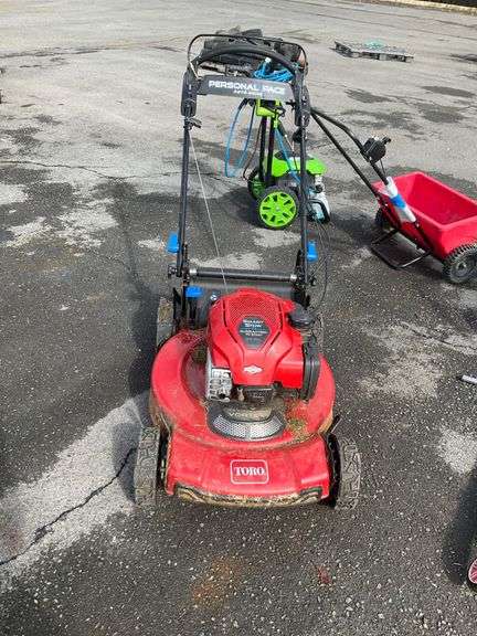 Toro Recycler Lawn Mower With Briggs & Stratton Engine and Personal Pace Features