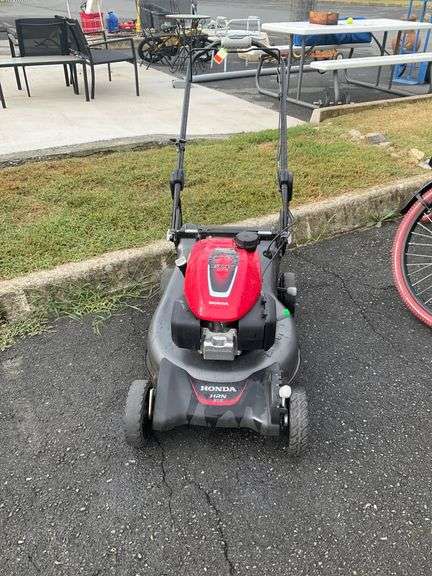 Honda HRN216VKAA Gas Lawn Mower with GCV170 Engine and Smart Drive Control, Machine is in operating condition.