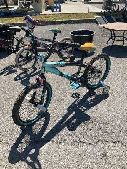 Kent Tempest pro 20 bike has training wheels, seat has wear condition